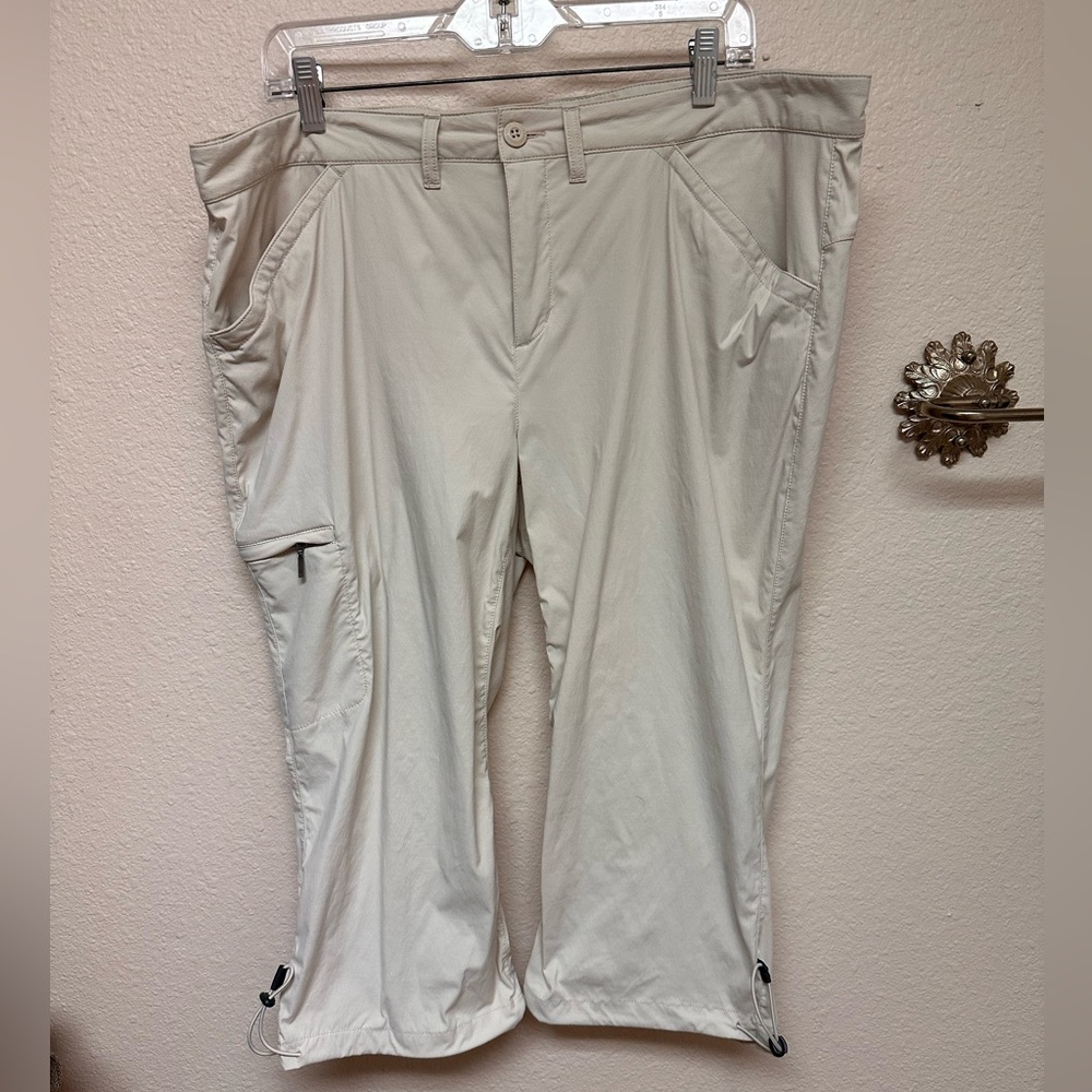 Eddie Bauer Travex cropped cargo pants. Khaki. Size 18 - Picture 2 of 2